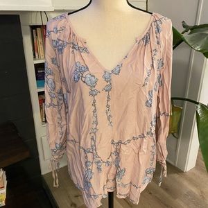 NWT LOVESTITCH VNECK BLOUSE